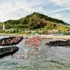 Các vận động viên tranh tài cự ly 5km từ đảo lớn sang đảo Bé. (Ảnh: TTXVN phát)