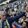 Jose Mourinho ra mắt Fenerbahce trước sự chứng kiến của hàng nghìn cổ động viên. (Nguồn: Getty Images)