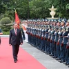 Chủ tịch nước Tô Lâm duyệt đội danh dự. (Ảnh: Nhan Sáng/TTXVN)