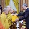Chủ tịch nước Tô Lâm tặng quà cho các đại biểu. (Ảnh: Nhan Sáng/TTXVN)