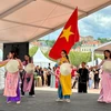 Màn trình diễn áo dài Việt Nam tại sân khấu chính của lễ hội. (Ảnh : Thu Hà/TTXVN)