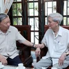 Chủ tịch nước Tô Lâm thăm, chúc mừng Nhà báo Hồ Tiến Nghị, nguyên Tổng Giám đốc Thông tấn xã Việt Nam. (Ảnh: Nhan Sáng/TTXVN)