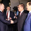 Trưởng Ban Đối ngoại Trung ương Lê Hoài Trung và Phó Thủ tướng Trần Hồng Hà đón Tổng thống Liên bang Nga Vladimir Putin tại Sân bay Quốc tế Nội Bài. (Ảnh: An Đăng/TTXVN)