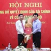 Ông Lương Cường (phải), Ủy viên Bộ Chính trị, Thường trực Ban Bí thư tặng hoa và trao quyết định cho đồng chí Nguyễn Văn Gấu nhận trọng trách mới. (Ảnh: Danh Lam/TTXVN)