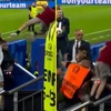 EURO 2024: Cận cảnh Ronaldo suýt bị cổ động viên đạp trúng mặt