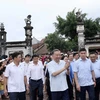 Chủ tịch nước Tô Lâm với nhân dân làng cổ Đường Lâm. (Ảnh: Nhan Sáng/TTXVN)