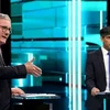 Thủ tướng Anh Rishi Sunak (phải) và lãnh đạo Công đảng Keir Starmer trong cuộc tranh luận trực tiếp đầu tiên trên truyền hình, ở Manchester, ngày 4/6/2024. (Ảnh: ITV/TTXVN)