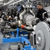 Công nhân làm việc tại một nhà máy sản xuất ôtô ở Sindelfingen, Đức. (Ảnh: AFP/TTXVN)