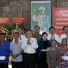 Chủ tịch Quốc hội Trần Thanh Mẫn tặng quà các gia đình chính sách, có công với cách mạng nhân dịp kỷ niệm 77 năm Ngày Thương binh - Liệt sỹ (27/7/1947 - 27/7/2024). (Ảnh: Thống Nhất/TTXVN)