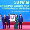Phó Chủ tịch nước Võ Thị Ánh Xuân tặng bức ảnh chân dung Bác Hồ cho Công đoàn Viên chức Việt Nam. (Ảnh: Minh Đức/TTXVN)