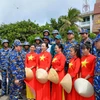 Tư lệnh Hải quân (thứ 3 bên trái sang) và đại biểu đoàn công tác thăm hỏi, động viên quân và dân đảo Song Tử Tây. (Ảnh: TTXVN phát)