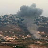 Khói bốc lên sau cuộc không kích của Israel tại Khiam, Liban, ngày 23/6/2024. (Ảnh: THX/TTXVN)