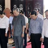 Chủ tịch nước Tô Lâm và các thành viên trong đoàn tưởng nhớ Chủ tịch Hội đồng Bộ trưởng Phạm Hùng. (Ảnh: Nhan Sáng/TTXVN)