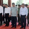 Chủ tịch nước Tô Lâm cùng đoàn công tác thành kính tưởng nhớ Chủ tịch Tôn Đức Thắng. (Ảnh: Nhan Sáng/TTXVN)