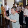 Chủ tịch nước Tô Lâm dâng hương tưởng nhớ cụ Phó Bảng Nguyễn Sinh Sắc. (Ảnh: Nhan Sáng/TTXVN)