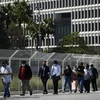 Người lao động xếp hàng chờ tuyển dụng tại một hội chợ việc làm ở Inglewood, California (Mỹ). (Ảnh: AFP/TTXVN)