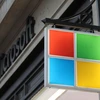 Biểu tượng Microsoft tại cửa hàng ở London, Anh. (Ảnh: THX/TTXVN)