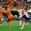 Pha bóng dẫn đến quả penalty gây tranh cãi ở trận Hà Lan-Anh. (Nguồn: Getty Images)