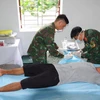 Quân y đảo Sơn Ca phẫu thuật cho bệnh nhân Doanh. (Nguồn: TTXVN phát)