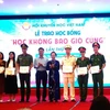Phó thủ tướng Lê Thành Long và Giáo sư-Tiến sỹ Nguyễn Thị Doan trao học bổng "Học không bao giờ cùng." (Nguồn: Báo Quân đội Nhân dân)