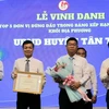 Bí thư Tỉnh ủy, Chủ tịch HĐND tỉnh Nguyễn Văn Được và Chủ tịch UBND Long An Nguyễn Văn Út tặng bằng khen đơn vị đứng đầu trong Bảng xếp hạng Chỉ số năng lực cạnh tranh khối sở, ban, ngành (DDCI) năm 2023. (Ảnh: Thanh Bình/TTXVN)