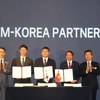 Lễ ký kết bản ghi nhớ (MOU) về các thỏa thuận hợp tác giữa các doanh nghiệp Việt Nam và Hàn Quốc tại sự kiện. (Ảnh: Mỹ Phương/TTXVN)
