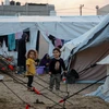Trẻ em Palestine sơ tán tránh xung đột tại khu lều trại của Cơ quan cứu trợ và việc làm của LHQ dành cho người tị nạn Palestine (UNRWA) ở thành phố Khan Younis, phía Nam Dải Gaza. (Ảnh: THX/TTXVN)