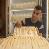 Trang sức vàng được bày bán tại tiệm kim hoàn ở Khan Younis, Dải Gaza, ngày 26/7/2024. (Ảnh: THX/TTXVN)