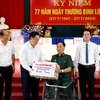 Trưởng ban Tuyên giáo Trung ương Nguyễn Trọng Nghĩa trao quà cho các thương binh, bệnh binh. (Nguồn: Báo Phú Thọ)