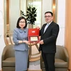 Phó Tổng Giám đốc TTXVN Đoàn Thị Tuyết Nhung gặp và trao đổi với Chủ tịch hãng AZERTAC về tăng cường hợp tác giữa TTXVN và AZERTAC. (Ảnh: Sơn Nam/TTXVN)