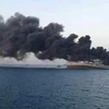 Một con tàu bị Houthi tấn công trên Biển Đỏ. (Ảnh: IRNA/TTXVN)