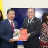 Chủ nhiệm Ủy ban Đối ngoại Quốc hội Vũ Hải Hà tặng quà lưu niệm cho Thứ trưởng thứ nhất Bộ Ngoại giao Colombia Jorge Rojas. (Ảnh: Phi Hùng/TTXVN)