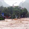 Khu vực đường Trường Chinh, thành phố Sơn La bị ngập sâu, ảnh hưởng đến sinh hoạt và đi lại của người dân. (Ảnh: Quang Quyết/TTXVN)