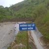 UBND huyện Mường Lát đã chỉ đạo lực lượng chức năng và chính quyền địa phương đặt biển cảnh báo ở hai đầu vị trí sạt lở để người dân và chủ phương tiện được biết. (Ảnh: Hoa Mai/TTXVN)
