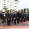 Cán bộ, nhân viên Văn phòng Thủ tướng Lào tưởng niệm Tổng Bí thư Nguyễn Phú Trọng tại Lễ Quốc tang. (Ảnh: Xuân Tú/TTXVN)