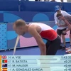 Tyler Mislawchuk nôn ói sau khi kết thúc bài thi môn Triathlon (Ba môn phối hợp). (Nguồn: BBC)