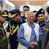 Ông Muhammad Yunus (giữa) tại sân bay Hazrat Shahjalal ở Dhaka ngày 8/8. (Ảnh: Getty Images/TTXVN)