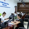 Người dân, doanh nghiệp đến bộ phận một cửa Trung tâm dịch vụ hành chính công tỉnh Lào Cai giải quyết thủ tục hành chính. (Ảnh: Quốc Khánh/TTXVN)