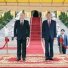 Chủ tịch nước Tô Lâm và Tổng thống Liên bang Nga Vladimir Putin trên bục danh dự, nghe quân nhạc cử Quốc thiều hai nước. (Ảnh: Nhan Sáng/TTXVN)