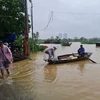 Nước sông Hồng dâng cao, ảnh hưởng đến đời sống sinh hoạt, di chuyển của người dân. (Ảnh: TTXVN phát)