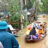 Người dân bãi giữa và ven bờ sông Hồng đưa tài sản, đồ đạc và vật nuôi vào bờ, sơ tán tại địa bàn phường Yên Phụ (quận Tây Hồ), Phúc Xá (quận Hoàn Kiếm). (Ảnh: Huy Hùng/TTXVN)