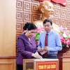 Bí thư Tỉnh ủy Lai Châu, Giàng Páo Mỷ cùng Chủ tịch UBND tỉnh Lê Văn Lương ủng hộ đồng bào bị thiệt hại do cơn bão số 3. (Ảnh: Quý Trung/TTXVN)