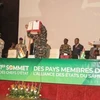 Người đứng đầu chính quyền quân sự Niger Abdourahamane Tiani (giữa), Mali Assimi Goita (trái) và Burkina Faso Ibrahim Traore tại lễ ký hiệp ước thành lập Liên minh các quốc gia Sahel (AES), ở Niamey, ngày 6/7/2024. (Ảnh: Getty Images/ TTXVN)