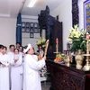 Ông Nguyễn Hữu Nhơn (Chí Đạt), Chánh Hội trưởng Ban Cai quản Nam Thành Thánh thất thực hiện nghi lễ đạo phái kỷ niệm ngày khai đạo năm thứ 99. (Ảnh: Xuân Khu/TTXVN)