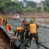 Lực lượng công binh đang triển khai lắp đặt cầu phao. (Ảnh: Hoàng Hiếu/TTXVN)