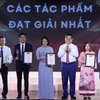 Trưởng Ban Tuyên giáo Trung ương Nguyễn Trọng Nghĩa, Phó Trưởng Ban Chỉ đạo 35 Trung ương trao giải Nhất cho các tác giả, nhóm tác giả. (Ảnh: Văn Điệp/TTXVN)