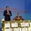 Ông Phan Văn Mãi, Chủ tịch Ủy ban Nhân dân Thành phố Hồ Chí Minh trao đổi với doanh nhân tại buổi lễ. (Ảnh: Xuân Anh/TTXVN)