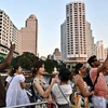 Khách du lịch đi thuyền trên sông Chao Praya ở Bangkok, Thái Lan. (Ảnh: AFP/TTXVN)