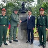 Trung tướng Rafael Zerpa Zambrano, Giám đốc Học viện IAESEN, chào mừng Đoàn công tác của Đại sứ quán Việt Nam tại Venezuela. (Ảnh: TTXVN phát)