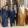 Quốc vụ khanh phụ trách Ngoại thương, Bộ trưởng chuyên trách về thu hút nhân tài UAE Thani Bin Ahmed Al Zayoudi đón Thủ tướng Phạm Minh Chính và Phu nhân đến sân bay quốc tế Zayed, Thủ đô Abu Dhabi. (Ảnh: Dương Giang/TTXVN)